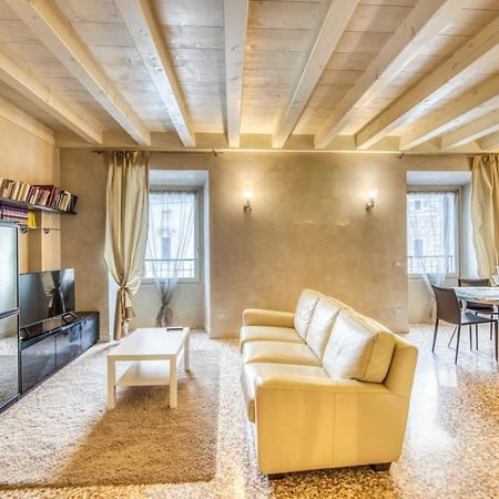 Apartmentsarena - Suite Mercatorum - Piazza Erbe فيرونا المظهر الخارجي الصورة