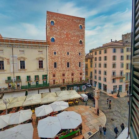 Apartmentsarena - Suite Mercatorum - Piazza Erbe فيرونا المظهر الخارجي الصورة