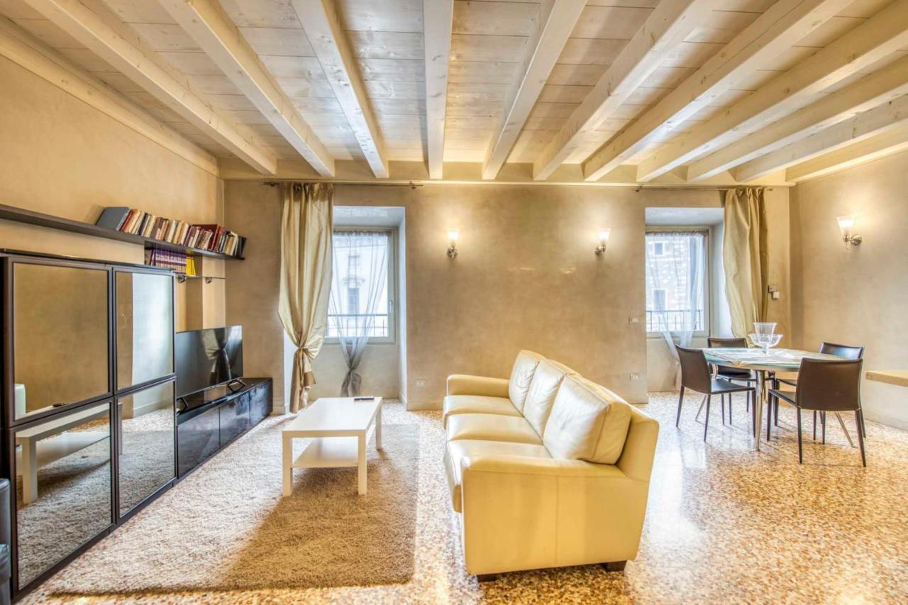 Apartmentsarena - Suite Mercatorum - Piazza Erbe فيرونا المظهر الخارجي الصورة