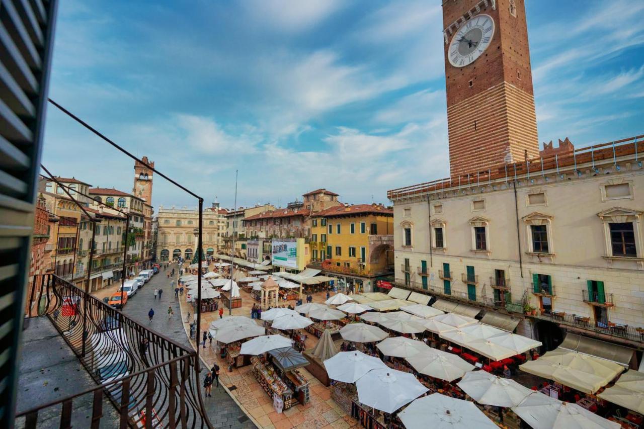 Apartmentsarena - Suite Mercatorum - Piazza Erbe فيرونا المظهر الخارجي الصورة