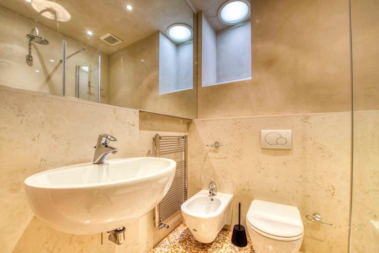 Apartmentsarena - Suite Mercatorum - Piazza Erbe فيرونا المظهر الخارجي الصورة