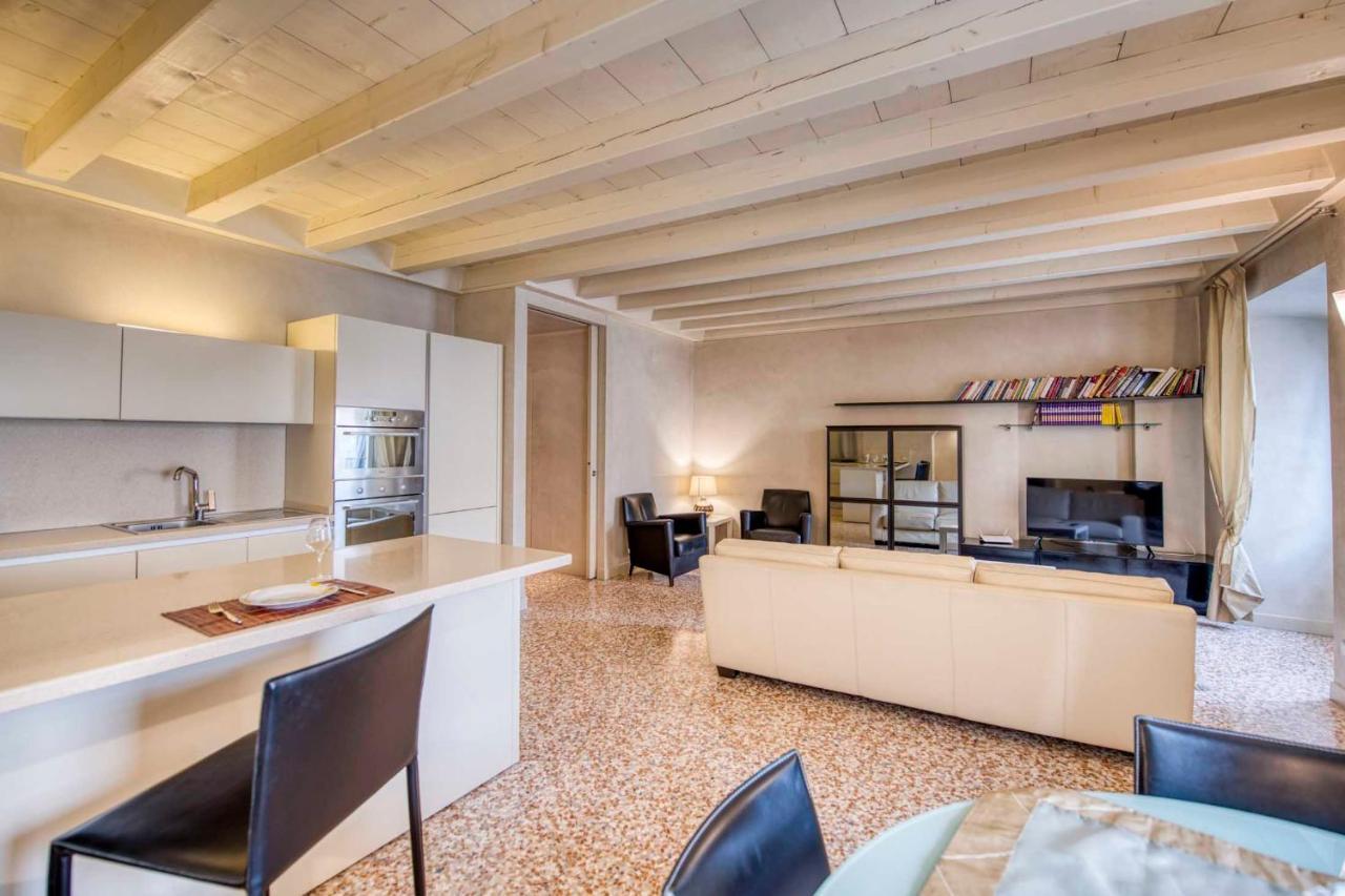Apartmentsarena - Suite Mercatorum - Piazza Erbe فيرونا المظهر الخارجي الصورة