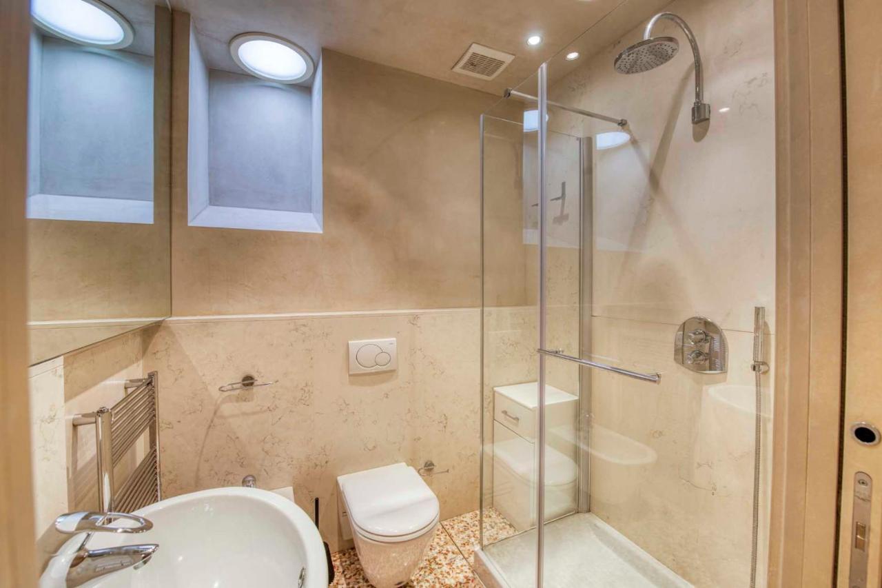 Apartmentsarena - Suite Mercatorum - Piazza Erbe فيرونا المظهر الخارجي الصورة