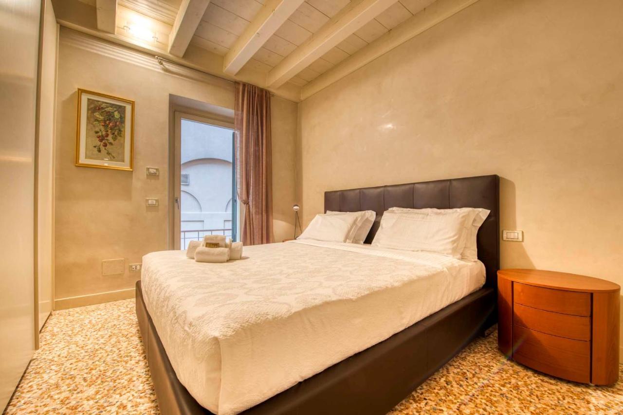 Apartmentsarena - Suite Mercatorum - Piazza Erbe فيرونا المظهر الخارجي الصورة
