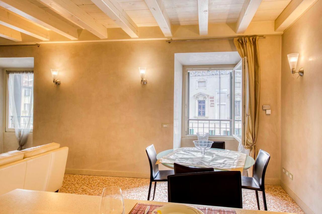 Apartmentsarena - Suite Mercatorum - Piazza Erbe فيرونا المظهر الخارجي الصورة