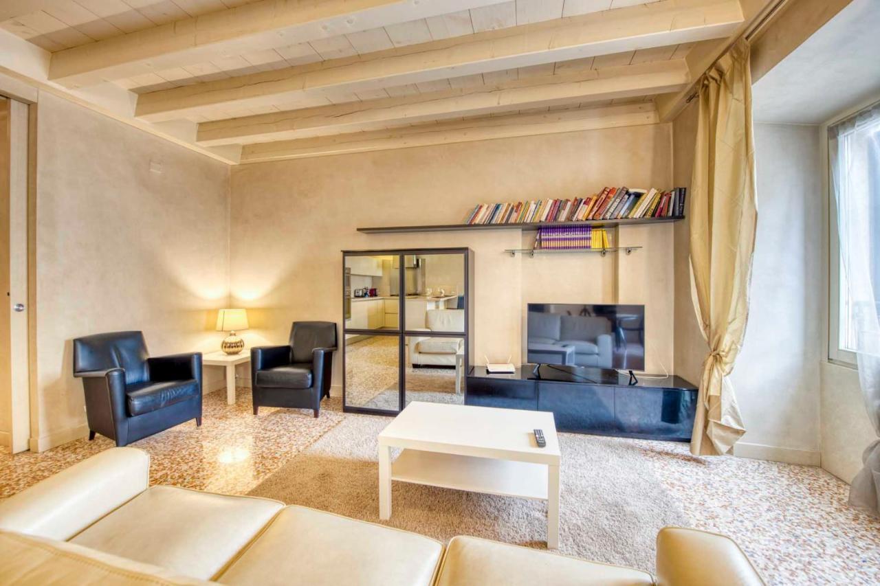 Apartmentsarena - Suite Mercatorum - Piazza Erbe فيرونا المظهر الخارجي الصورة
