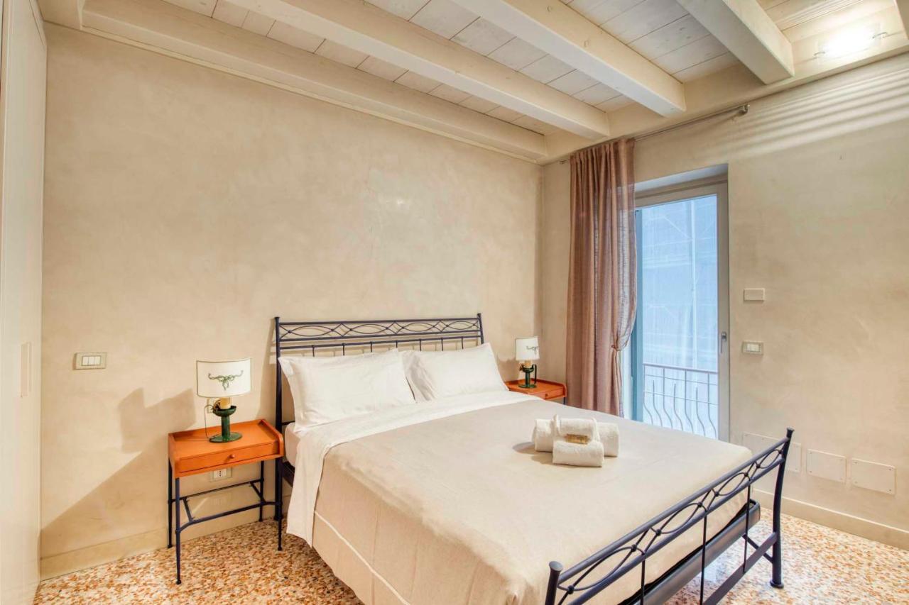 Apartmentsarena - Suite Mercatorum - Piazza Erbe فيرونا المظهر الخارجي الصورة