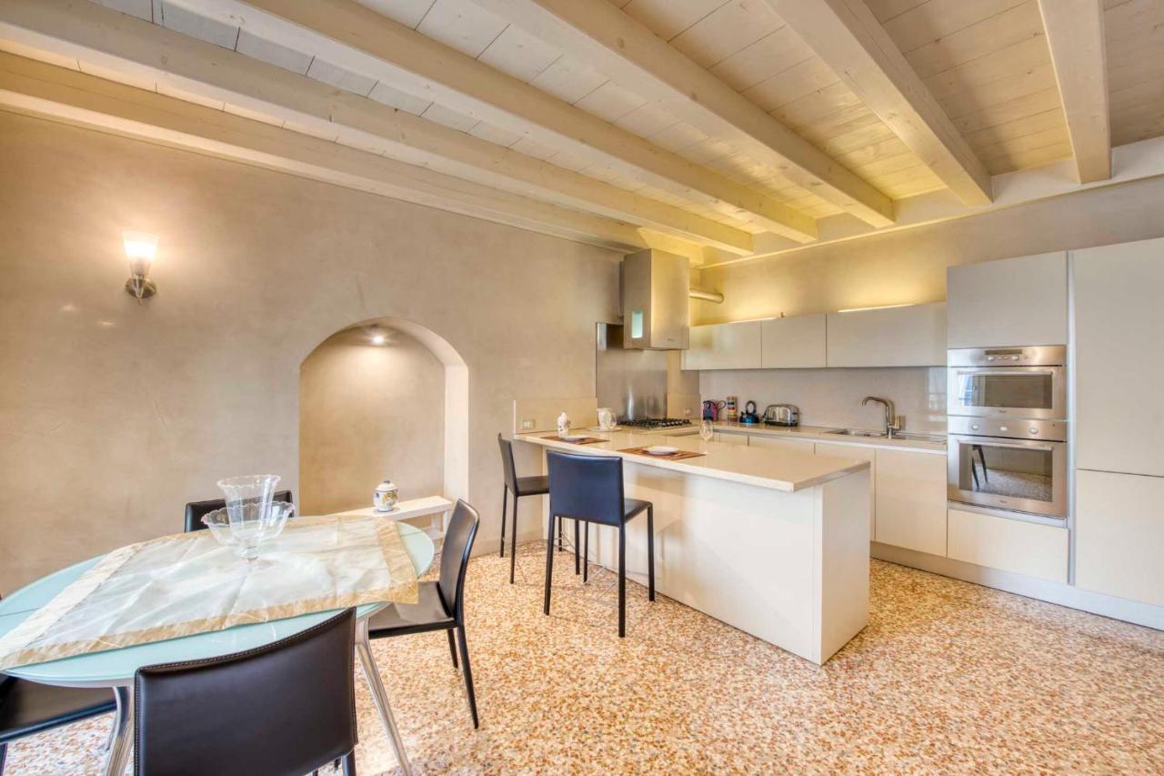 Apartmentsarena - Suite Mercatorum - Piazza Erbe فيرونا المظهر الخارجي الصورة