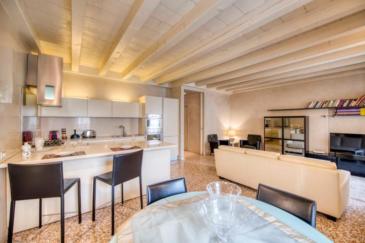 Apartmentsarena - Suite Mercatorum - Piazza Erbe فيرونا المظهر الخارجي الصورة
