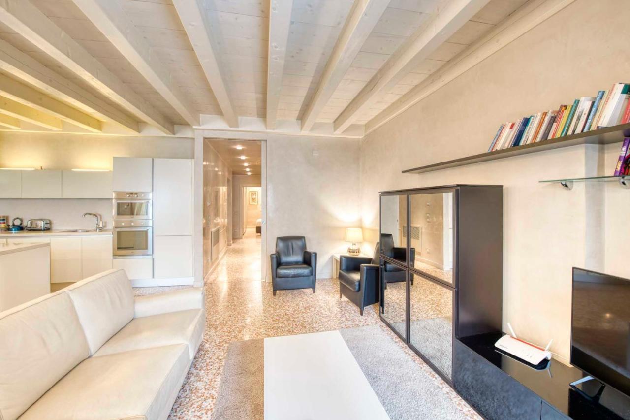 Apartmentsarena - Suite Mercatorum - Piazza Erbe فيرونا المظهر الخارجي الصورة